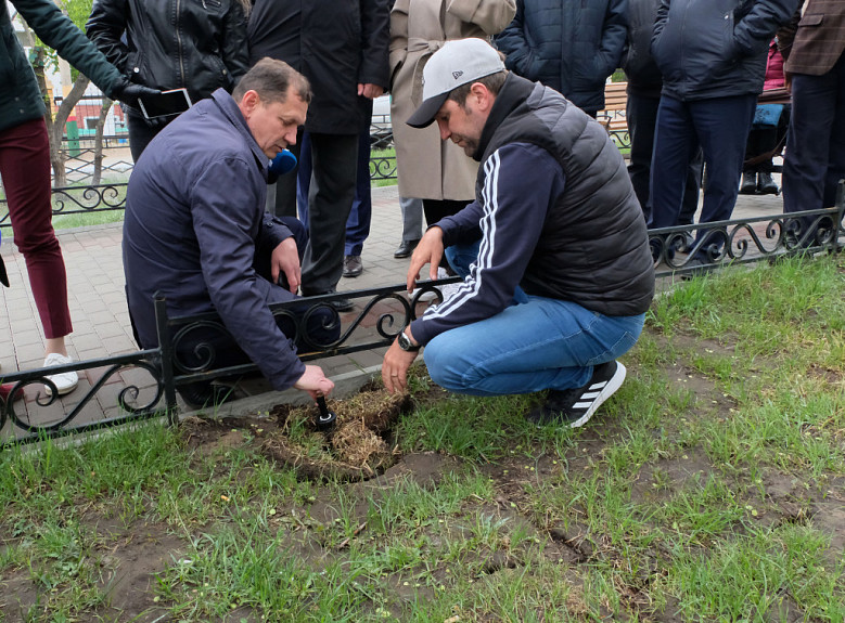 Игорь Шутенков (слева) осматривает работу подрядчиков на бульваре Карла Маркса. 2019 год