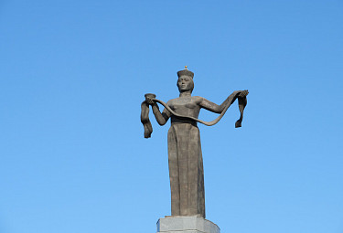 Бурятия. Улан-Удэ. Скульптура "Гостеприимная Бурятия" - женщина в бурятском костюме с хадаком в руках
