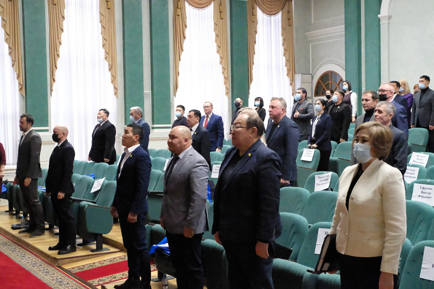 Улан-Удэ. Сессия горсовета начинается. Депутаты встали для приветствия гимна города. 2021 год