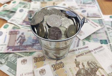 Российские монеты в ведерке и российские банкноты