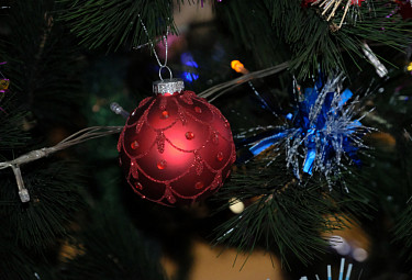 Игрушки и гирлянды на новогодней елке