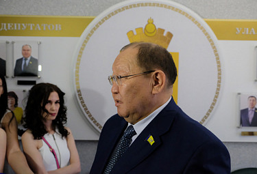 Александр Иринчеев с журналистами 13 июня 2019 года. Горсовет Улан-Удэ