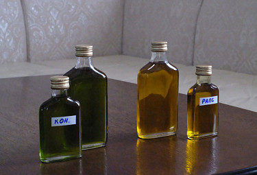 Экспериментальная партия конопляного (слева) и рапсового масла производства Бурятии во флаконах. 2021 год