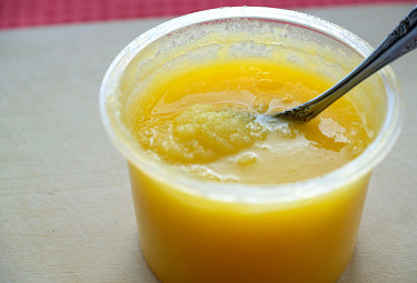 ����� ��������� ����� � �����. Can of melted butter