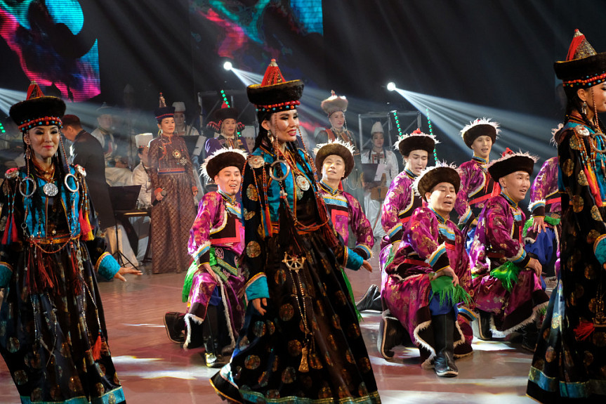 Бурятский ансамбль выступает в Улан-Удэ на праздновании Дня республики-2019