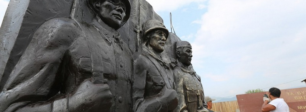 Победа монголия. Памятник Ленину в Монголии. Памятник в Монголии русскому солдату. День Победы Монголия. Парк Победы монгольский подарок.