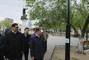Андрей Сухоруков и Игорь Шутенков осматривают озеленение бульвара Карла Маркса. 2019 год