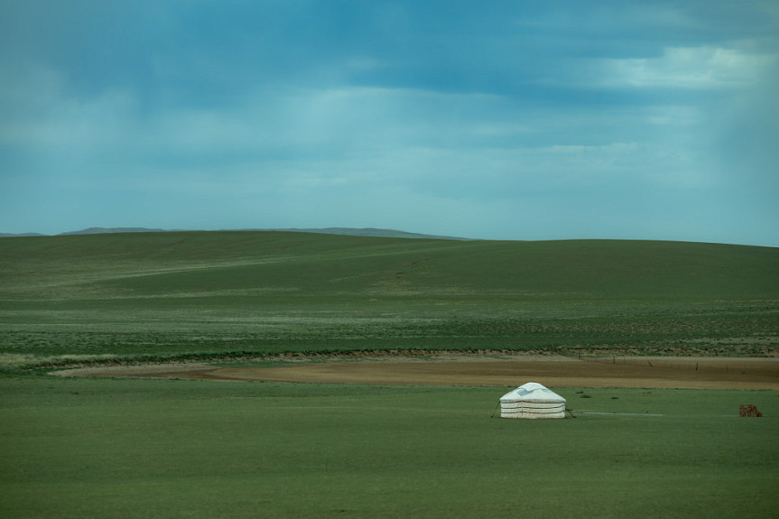 ��������. ����� ���� � �����. A yurt in the Mongolian steppe