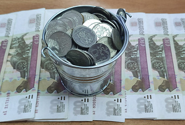 Ведерко с монетами России на сторублевых купюрах