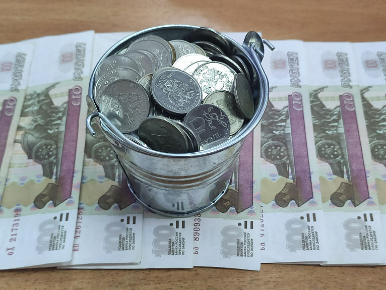 Ведерко с монетами России на сторублевых купюрах
