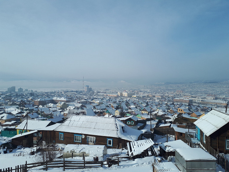 Зимний Улан-Удэ. Вид на частный сектор, Солнечную башню и старую телевышку