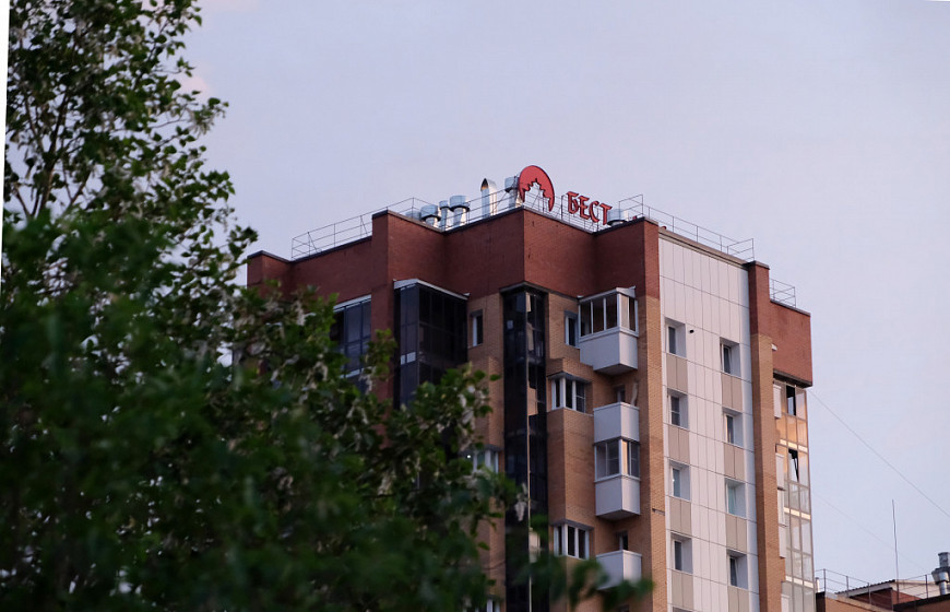 Бурятия. Город Улан-Удэ (2020 год). Многоэтажка с рекламой местной строительной компании на крыше