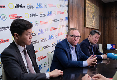 Чингис Матхеев (слева), Дмитрий Дружинин (в центре, в очках) и Петр Ертанов на пресс-конференции в честь 30-летия ТПП Бурятии. Улан-Удэ. 18 мая 2023 года