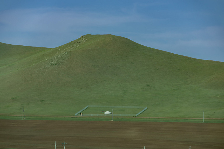 ��������. �������� ���� � �����. A yurt in the Mongolian steppe
