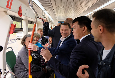 Улан-Удэ. Игорь Шутенков (с часами на руке) в первом инновационном трамвае "Львенок", прибывшем в город. 2019 год
