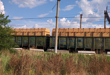 Перевозка древесины по железной дороге. Вагоны с пиломатериалами
