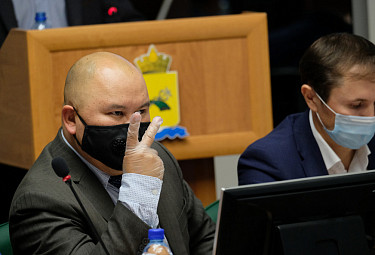Улан-Удэ. Депутаты Денис Гармаев (слева) и Дмитрий Путилин (справа) на сессии Улан-Удэнского горсовета. 2020 год