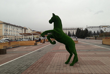 Улан-Удэ. Зеленая лошадь и скамейки в летней зоне отдыха на площади Советов