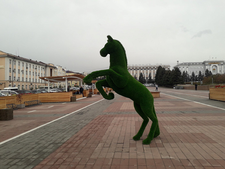 Улан-Удэ. Зеленая лошадь и скамейки в летней зоне отдыха на площади Советов