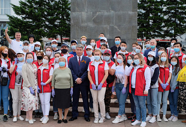 Алексей Цыденов (без маски, в синем костюме) в толпе граждан на "коронавирусном" параде 24 июня 2020 г. в Улан-Удэ