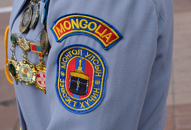 Бурятия. Улан-Удэ. Монгольская женщина-военнослужащая с наградами и эмблемой "Монгол улсын зэвсэгт хүчин" - "Вооруженные силы Монголии" (9 мая 2021 года)