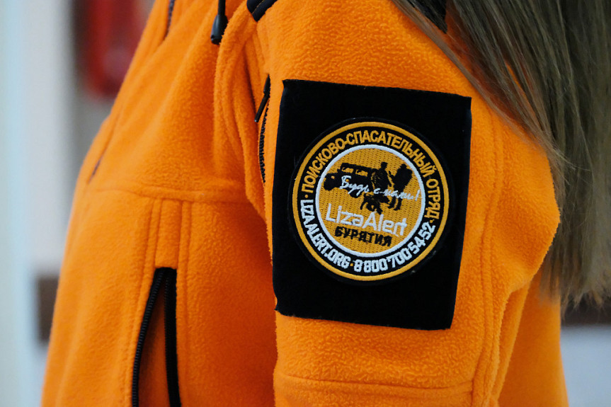 Бурятия. Логотип отряда "ЛизаАлерт" в республике на куртке