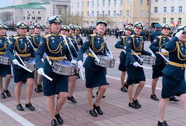 Военные барабанщицы на параде в честь 77-летия Победы над гитлеровской Германией. Улан-Удэ. 9 мая 2022 года
