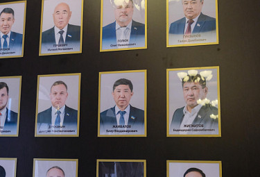 Стена с портретами депутатов Народного Хурала Бурятии (IV созыв) - ушедших быстро убирают (2020 год)