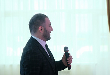 Бурятия. Эстрадный певец Валико Гаспарян выступает на награждении победителей этапа конкурса "Семья года" (2021 год)