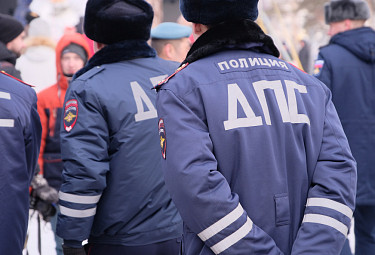 Полиция. Сотрудники российской ГИБДД в зимней форме