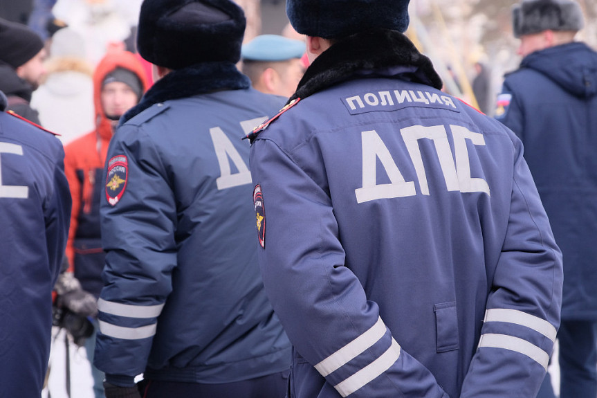 Полиция. Сотрудники российской ГИБДД в зимней форме