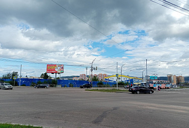 Улан-Удэ. 40-й квартал. Перекресток, лукодром, трамвайная остановка, машины, рекламный щит компании "Вегос" (лето 2023 года)