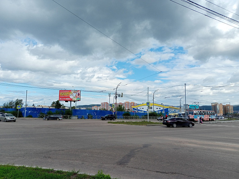Улан-Удэ. 40-й квартал. Перекресток, лукодром, трамвайная остановка, машины, рекламный щит компании "Вегос" (лето 2023 года)