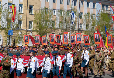 Улан-Удэ. На шествии "Бессмертный полк" 9 мая несут портреты Сталина и маршалов СССР