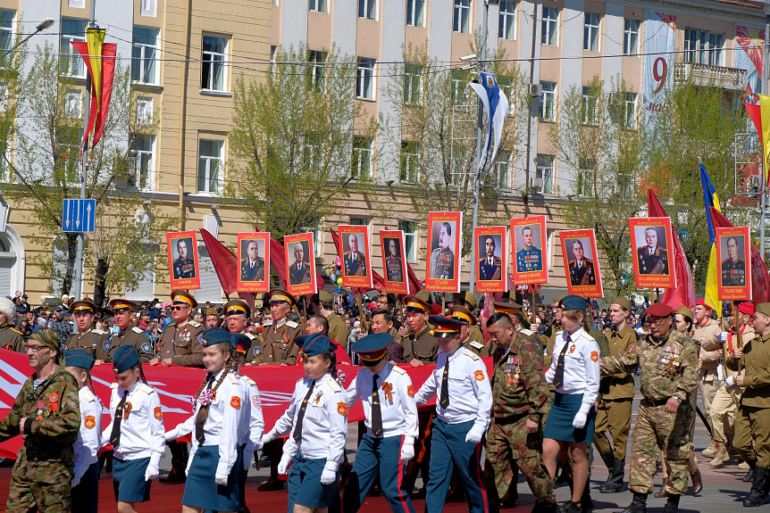 Улан-Удэ. На шествии "Бессмертный полк" 9 мая несут портреты Сталина и маршалов СССР
