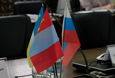 Флажки Бурятии, Монголии и РФ на столе переговоров