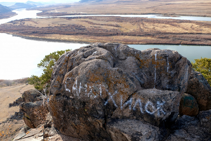 Граффити на памятнике природы "Омулевая гора"