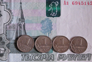 Деньги России. Тысячная купюра и четыре монеты по одной копейке