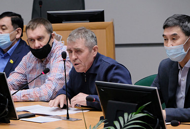 Депутат Виктор Юрьевич Ефремов выступает на сессии улан-удэнского горсовета. 2021 год