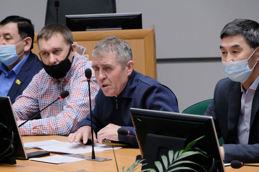 Депутат Виктор Юрьевич Ефремов выступает на сессии улан-удэнского горсовета. 2021 год