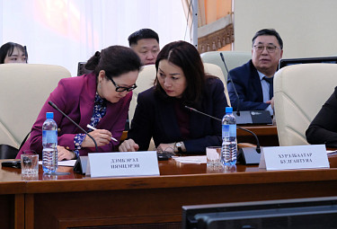 Гости из Монголии Дэмбэрэл Нямцэрэн (слева, в красном) и Хурэлбаатар Булгантуяа на заседании в Бурятии (Улан-Удэ, 4 апреля 2023 года)