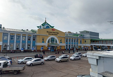     -. A pigeon at the Ulan-Ude railway station