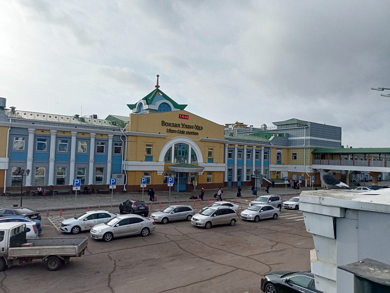 ������ ����� ���������������� ������� ����-���. A pigeon at the Ulan-Ude railway station