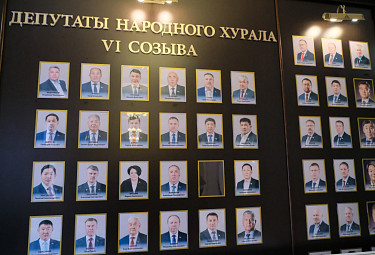 Доска с портретами депутатов парламента Бурятии IV созыва. Кое-кого уже нет (2020 год)