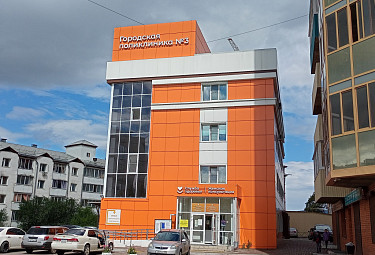 Улан-Удэ. Городская поликлиника №3 невдалеке от остановки "43-й квартал" ("Рынок "Заря"). 2023 год