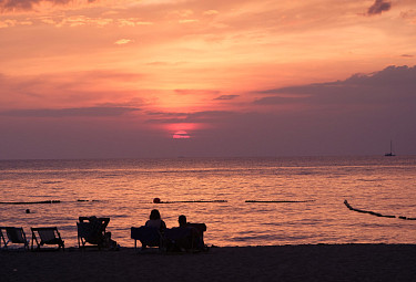 Таиланд. Закат солнца над океаном. Отдыхающие на берегу