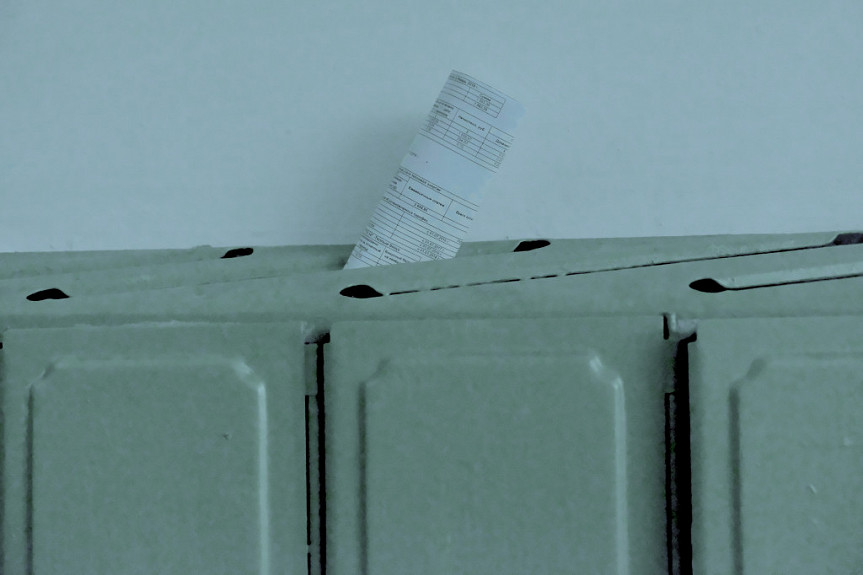 Квитанция на оплату услуг ЖКХ воткнута в почтовый ящик в подъезде