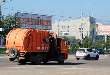 Улан-Удэ. Оранжевый мусоровоз с метлой и лопатой на кузове - на дорогах города