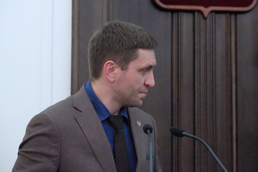 Александр Александрович Гоге (министр по развитию транспорта, энергетики и дорожного хозяйства Бурятии) на заседании в Народном Хурале. 25 ноября 2022 года