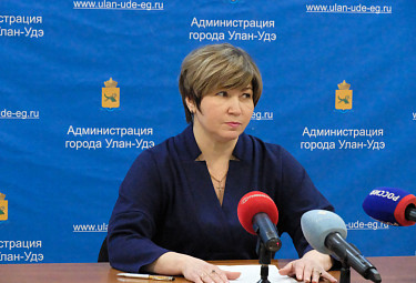 Татьяна Митрофанова с христианским крестиком на встрече со СМИ. Улан-Удэ. 2022 год